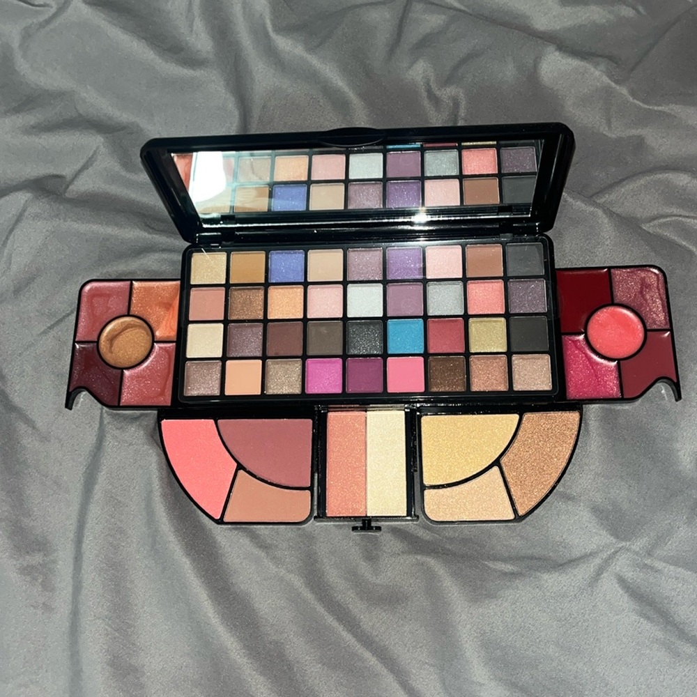 Makeup pallet
